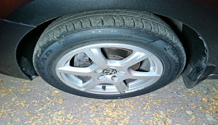 2013 Volkswagen Vento HIGHLINE DIESEL 1.6, Diesel, Manual, 2,42,299 km, tyre