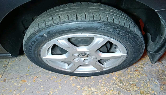 2013 Volkswagen Vento HIGHLINE DIESEL 1.6, Diesel, Manual, 2,42,299 km, tyre