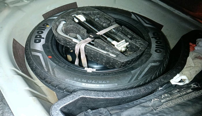 2013 Volkswagen Vento HIGHLINE DIESEL 1.6, Diesel, Manual, 2,42,299 km, tyre