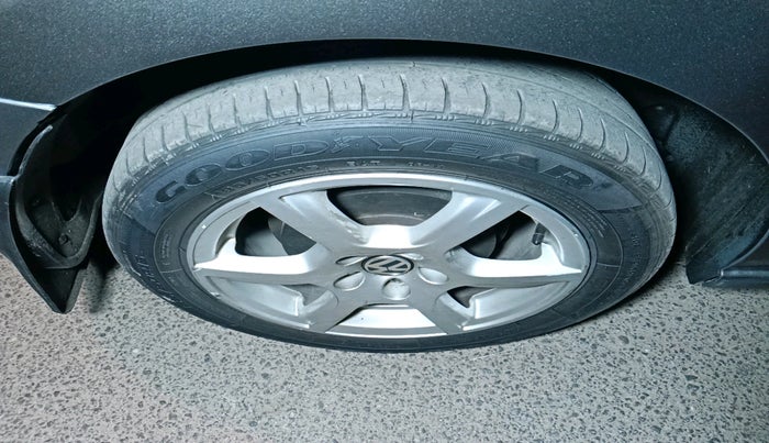 2013 Volkswagen Vento HIGHLINE DIESEL 1.6, Diesel, Manual, 2,42,299 km, tyre