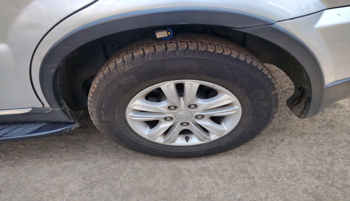 2015 Ssangyong Rexton RX7, Diesel, Automatic, 1,14,051 km, tyre