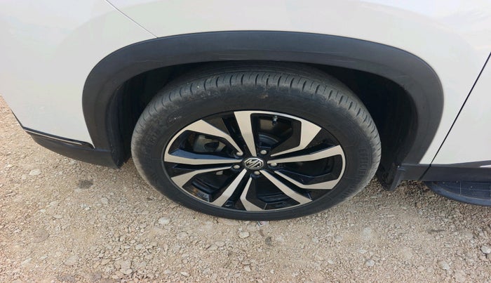 2023 MG HECTOR PLUS SAVVY PRO 1.5 TURBO CVT 7 STR, Petrol, Automatic, 11,841 km, tyre