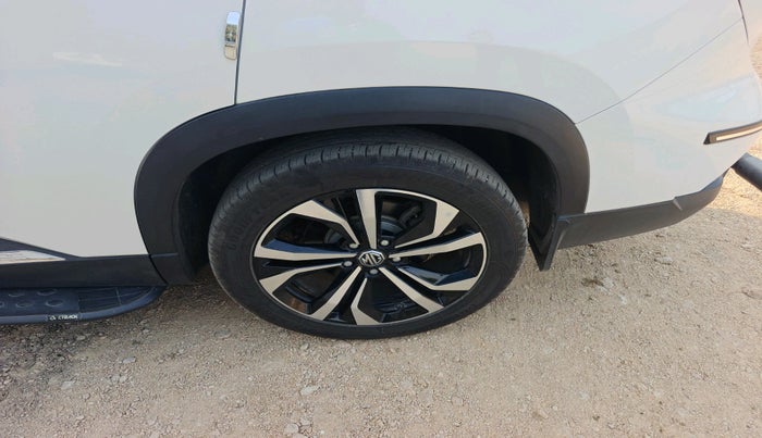 2023 MG HECTOR PLUS SAVVY PRO 1.5 TURBO CVT 7 STR, Petrol, Automatic, 11,841 km, tyre