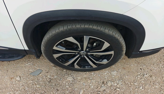 2023 MG HECTOR PLUS SAVVY PRO 1.5 TURBO CVT 7 STR, Petrol, Automatic, 11,841 km, tyre