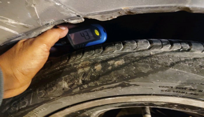 2015 Maruti Ciaz VXI+AT, Petrol, Automatic, 1,30,475 km, tyre