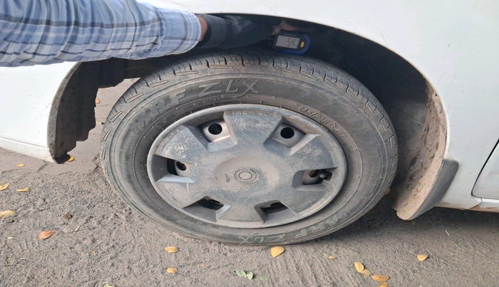 2011 Maruti Wagon R 1.0 LXI CNG, Petrol, Manual, 1,07,513 km, tyre