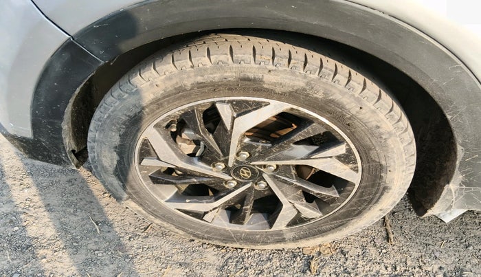 2017 Hyundai Creta SX 1.6 DIESEL, Diesel, Manual, 2,16,299 km, tyre