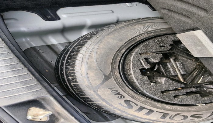 2017 Hyundai Creta SX 1.6 DIESEL, Diesel, Manual, 2,16,299 km, tyre