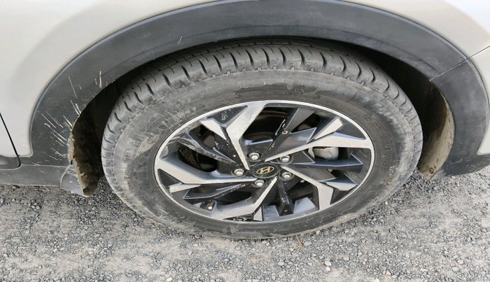 2017 Hyundai Creta SX 1.6 DIESEL, Diesel, Manual, 2,16,299 km, tyre