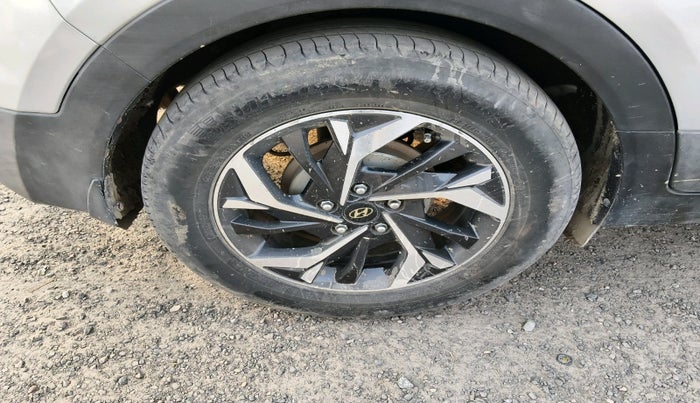 2017 Hyundai Creta SX 1.6 DIESEL, Diesel, Manual, 2,16,299 km, tyre