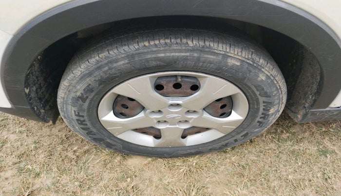 2019 Mahindra XUV300 W6 1.5 DIESEL, Diesel, Manual, 1,21,724 km, tyre