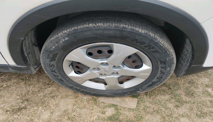 2019 Mahindra XUV300 W6 1.5 DIESEL, Diesel, Manual, 1,21,724 km, tyre