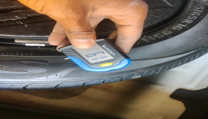 2015 Hyundai Creta SX 1.6 DIESEL, Diesel, Manual, 1,20,828 km, tyre