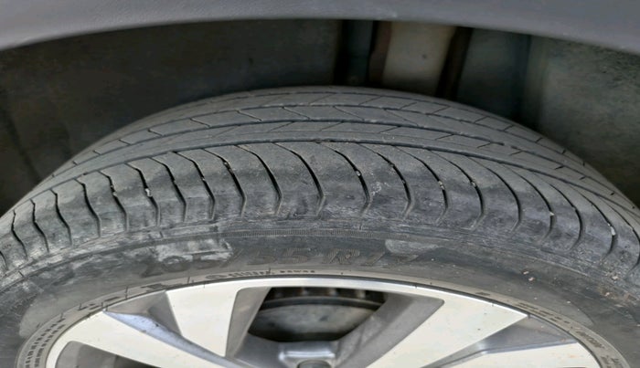 2023 Volkswagen TAIGUN TOPLINE 1.0 TSI MT, Petrol, Manual, 27,440 km, tyre