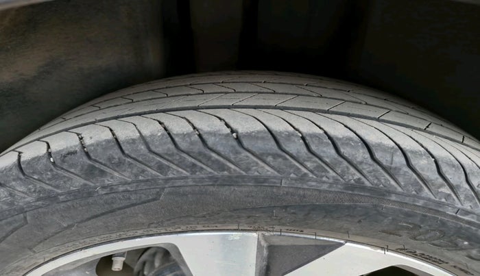 2023 Volkswagen TAIGUN TOPLINE 1.0 TSI MT, Petrol, Manual, 27,440 km, tyre