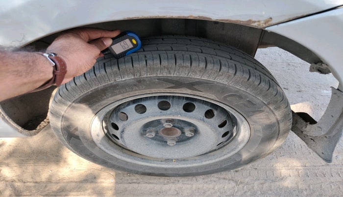 2011 Toyota Etios G, Petrol, Manual, 1,10,482 km, tyre