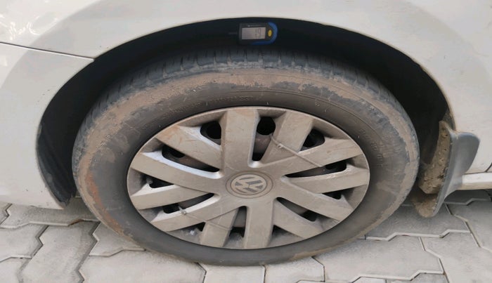 2015 Volkswagen Polo COMFORTLINE 1.2L, Petrol, Manual, 1,07,767 km, tyre