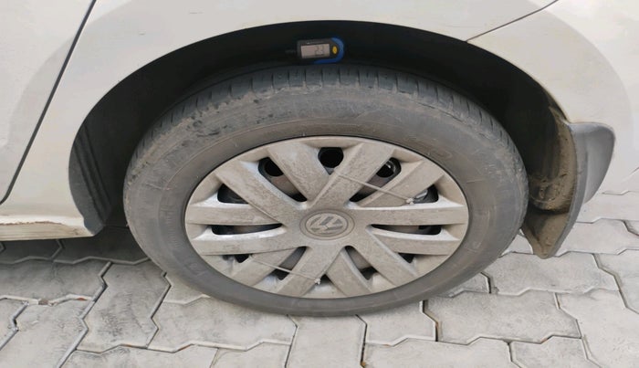 2015 Volkswagen Polo COMFORTLINE 1.2L, Petrol, Manual, 1,07,767 km, tyre