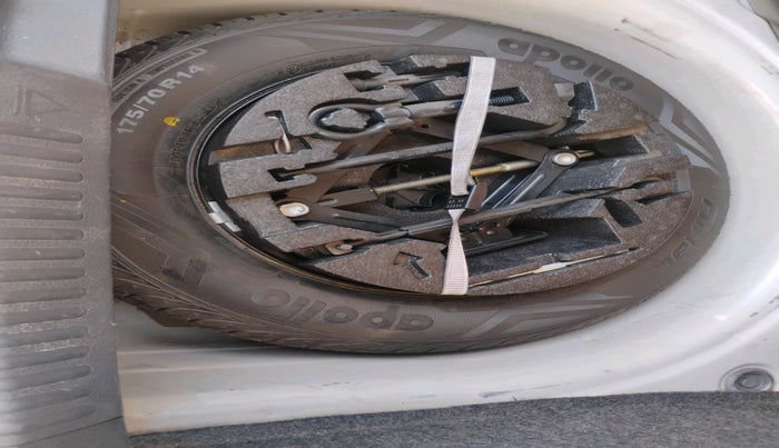 2015 Volkswagen Polo COMFORTLINE 1.2L, Petrol, Manual, 1,07,767 km, tyre