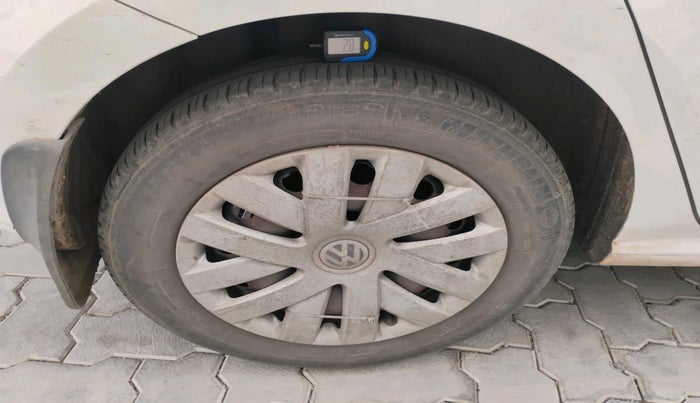 2015 Volkswagen Polo COMFORTLINE 1.2L, Petrol, Manual, 1,07,767 km, tyre