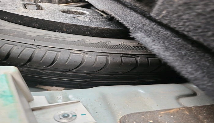 2022 Mahindra XUV300 W8 (O) 1.2 PETROL, Petrol, Manual, 56,354 km, tyre