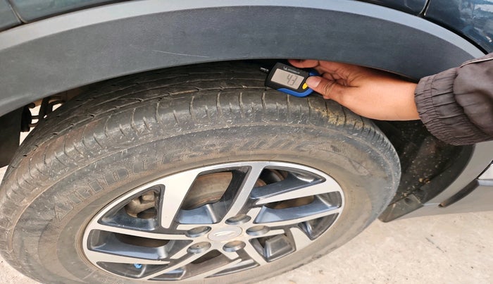 2022 Mahindra XUV300 W8 (O) 1.2 PETROL, Petrol, Manual, 56,354 km, tyre