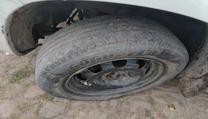 2014 Nissan Terrano XL D PLUS, Diesel, Manual, 1,09,591 km, tyre