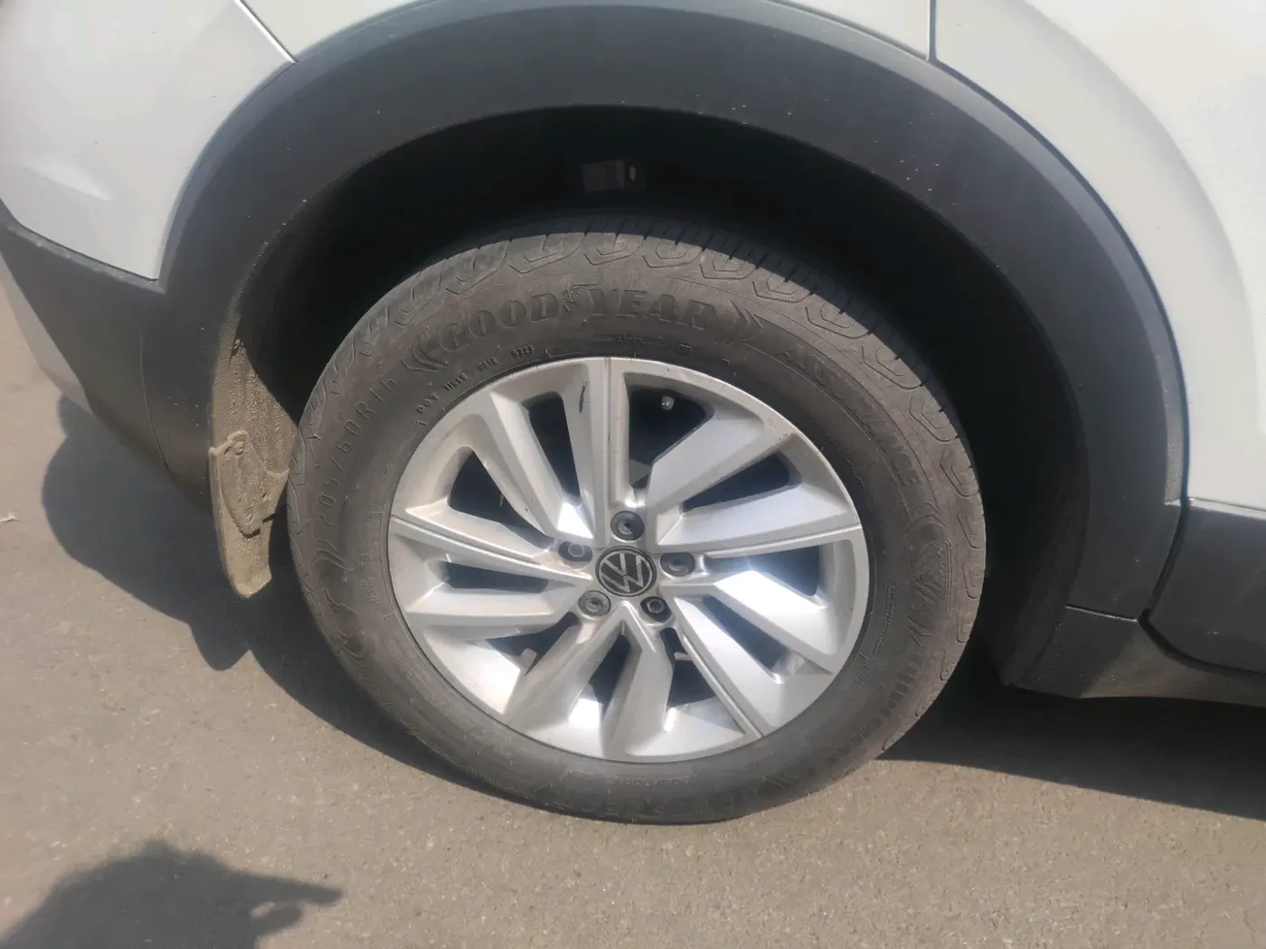 2023 Volkswagen TAIGUN HIGHLINE 1.0 TSI MT, Petrol, Manual, 25,028 km, tyre