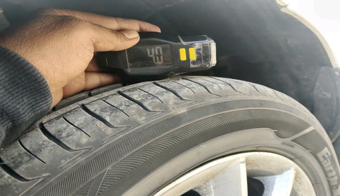 2013 Skoda Octavia AMBITION 2.0 TDI AT, Diesel, Automatic, 1,72,087 km, tyre