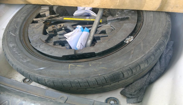 2013 Skoda Octavia AMBITION 2.0 TDI AT, Diesel, Automatic, 1,72,087 km, tyre