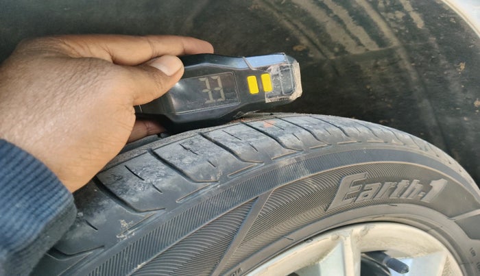 2013 Skoda Octavia AMBITION 2.0 TDI AT, Diesel, Automatic, 1,72,087 km, tyre