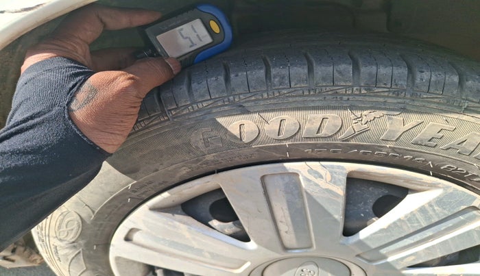 2011 Ford Figo ZXI 1.2 PETROL, Petrol, Manual, 19,790 km, tyre