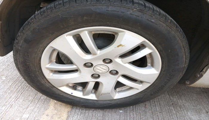 2014 Maruti Swift Dzire ZXI, Petrol, Manual, 1,13,151 km, tyre