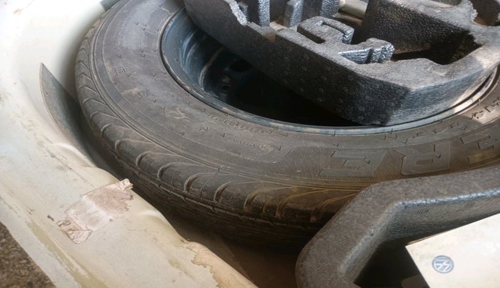 2011 Volkswagen Vento HIGHLINE 1.6 MPI, Petrol, Manual, 1,16,844 km, tyre