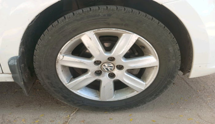 2011 Volkswagen Vento HIGHLINE 1.6 MPI, Petrol, Manual, 1,16,844 km, tyre