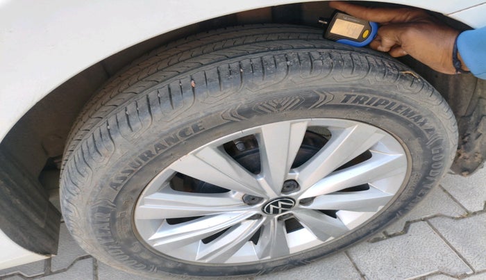 2022 Volkswagen VIRTUS HIGHLINE TSI 1.0 AT, Petrol, Automatic, 25,706 km, tyre