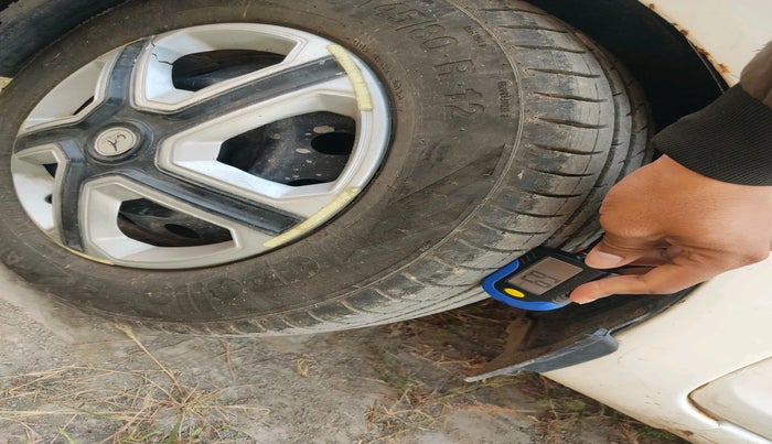 2014 Hyundai Eon ERA +, Petrol, Manual, 38,182 km, tyre