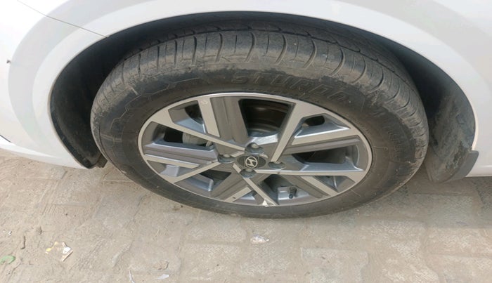 2025 Hyundai Verna SX(O) 1.5 MPI IVT , Petrol, Automatic, 9,193 km, tyre