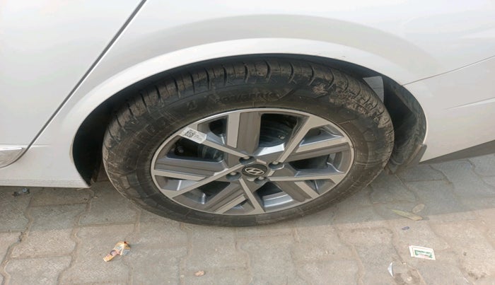 2025 Hyundai Verna SX(O) 1.5 MPI IVT , Petrol, Automatic, 9,193 km, tyre