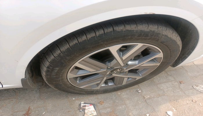 2025 Hyundai Verna SX(O) 1.5 MPI IVT , Petrol, Automatic, 9,193 km, tyre