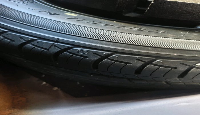 2015 Volkswagen Polo HIGHLINE1.2L, Petrol, Manual, 1,06,046 km, tyre