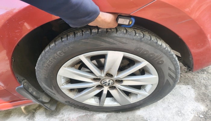 2015 Volkswagen Polo HIGHLINE1.2L, Petrol, Manual, 1,06,046 km, tyre