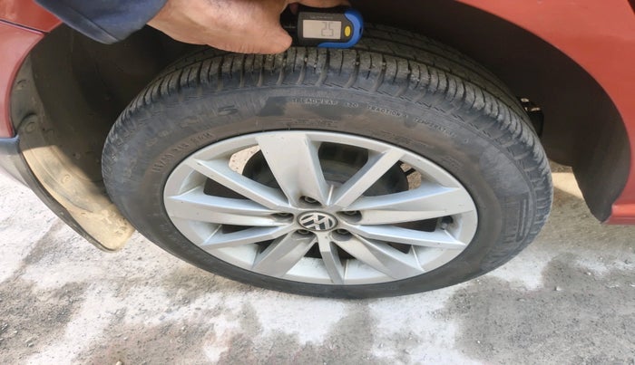 2015 Volkswagen Polo HIGHLINE1.2L, Petrol, Manual, 1,06,046 km, tyre