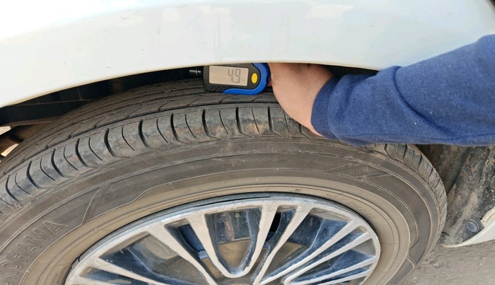 2017 Maruti Swift VXI, Petrol, Manual, 66,316 km, tyre