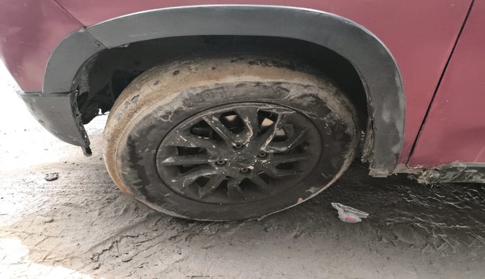 2016 Mahindra Kuv100 K8 5 STR, Petrol, Manual, 84,296 km, tyre