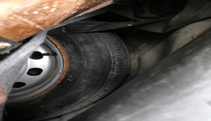 2016 Mahindra Kuv100 K8 5 STR, Petrol, Manual, 84,296 km, tyre