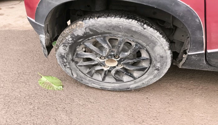 2016 Mahindra Kuv100 K8 5 STR, Petrol, Manual, 84,296 km, tyre