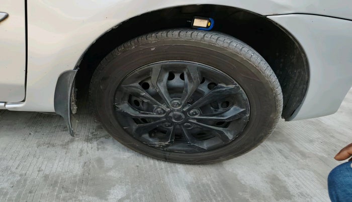 2014 Toyota Etios Liva GD, Diesel, Manual, 3,69,756 km, tyre