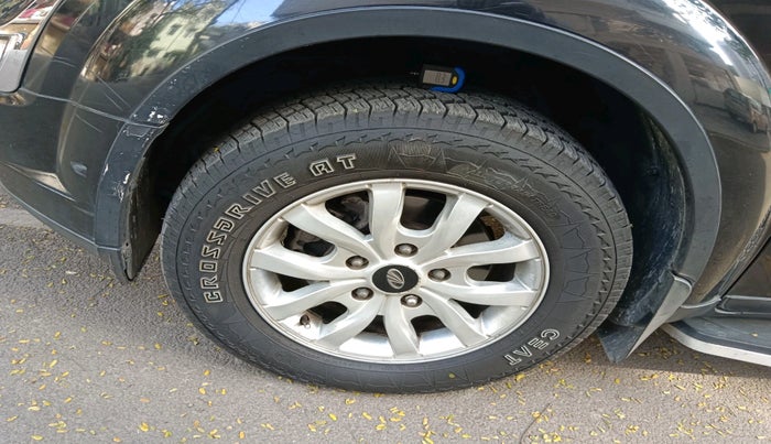 2016 Mahindra XUV500 W10 AT, Diesel, Automatic, 1,01,692 km, tyre