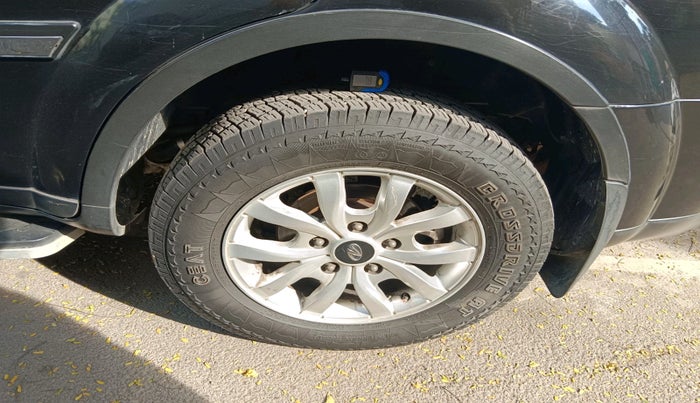 2016 Mahindra XUV500 W10 AT, Diesel, Automatic, 1,01,692 km, tyre